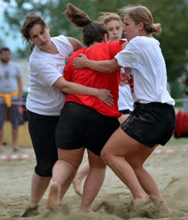 Beach Rugby in riva all'Arno: torna il torneo cittadino sulla spiaggia di Easy Living