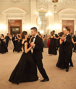 La Sala Bianca di Palazzo Pitti ospita il ballo delle debuttanti della Fondazione ANT