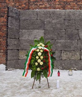 ''Treno della Memoria'': una corona per le vittime di Auschwitz da parte degli studenti toscani
