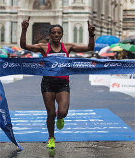 Firenze Marathon 2017: edizione epica, arrivo in volata con pioggia e freddo