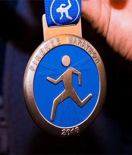 Presentata la medaglia della Asics Firenze Marathon 2018 disegnata da Clet