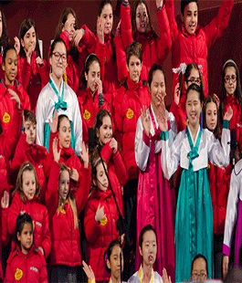 Bimbi coreani cantano ''Nel blu dipinto di blu'' nella Basilica di Santa Croce