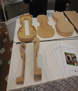 Giuliano Merlini costruisce un violino alla Casa delle Eccellenze (piazza San firenze)