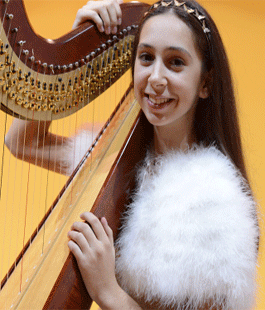 Nadja Dornik in un concerto d'arpa allo Chalet Fontana di Firenze