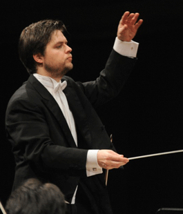 Opera di Firenze: un omaggio alla musica slava con il direttore Juraj Val&#269;uha