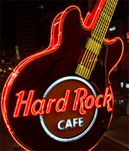 Led Kajal Acoustic Duo in concerto all'Hard Rock Cafe Firenze