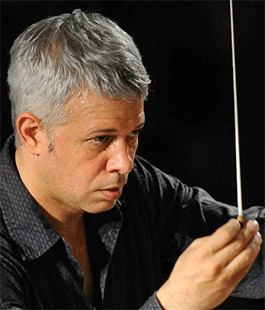 Yaron Gottfried dirige il concerto del Maggio Musicale Fiorentino nel cortile di Palazzo Pitti