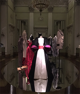 ''Tracce'', dialoghi ad arte tra abiti, accessori, dipinti e sculture di Palazzo Pitti