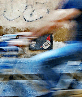  Immagini di Street Art fiorentina: "Sospesa nel tempo" di Mila Michelassi