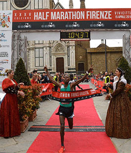 Trionfo dei runner kenioti all'Half Marathon Firenze Vivicittà