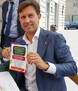 Educazione alla cittadinanza nelle scuole: un successo la raccolta di firme in piazza Beccaria