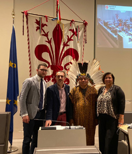 Il capo della popolazione amazzone Huni Kuin visita il Consiglio comunale di Firenze