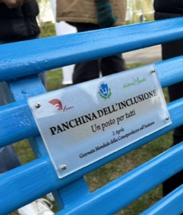 Giornata mondiale per la consapevolezza sull'autismo: due panchine blu a Firenze e Scandicci
