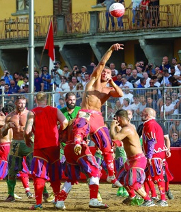 Calcio Storico Fiorentino 2026: semifinali Rossi-Verdi e Bianchi-Azzurri in piazza Santa Croce 