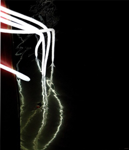 ''Di queste luci si servirà la notte'', mostra dei tentacoli luminosi in Arno di Adrian Paci