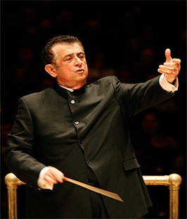 Il direttore Peter Tiboris sul podio dell'Orchestra da Camera Fiorentina
