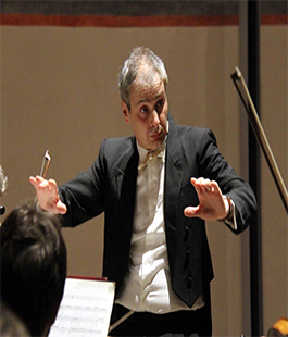 Giovan Battista Varoli sul podio dell'Orchestra da Camera Fiorentina