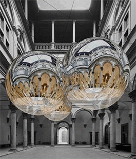 "Thermodynamic Constellation", l'opera di Tomás Saraceno nel Cortile di Palazzo Strozzi