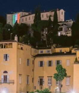 Bandiera tricolore sulla facciata di Villa Bardini per tutto il mese di giugno