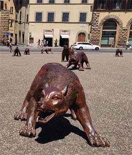 "Lupi in arrivo", la monumentale installazione di Liu Ruowang a Firenze