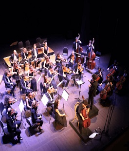 Al via da Firenze il tour dell'orchestra under 35 La Filharmonie con il solista Enrico Bronzi