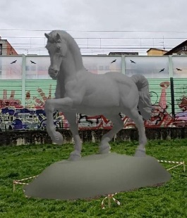Marco Cavallo del XXI secolo: la grande scultura alta 5 e lunga 8 metri sul prato di San Salvi