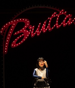 "Brutta", lo spettacolo con Cristiana Vaccaro in scena al Laboratorio Puccini di Firenze