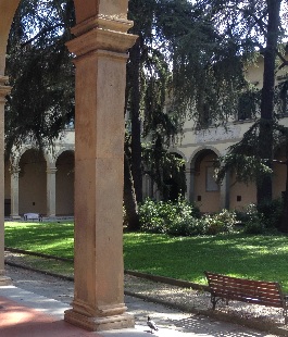 Università di Firenze: spazi studio all'aperto nel chiostro di Piazza Brunelleschi